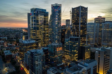 OCCASION RARE. Ce penthouse de 4 chambres, entierement renove - photo 34