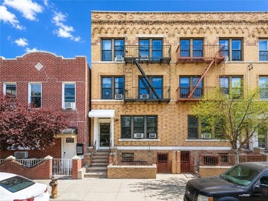 Excellent investment opportunity! This well-maintained 6-family - photo 1