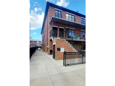 Rare-find LIKE NEW semi-detached Extra Large 3-family - photo 2