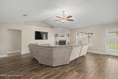 Spacious 3BR/2BA home in a convenient location close to shopping - photo 11