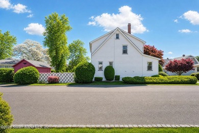 Welcome to 273 Waters Ave, a charming colonial set on a corner - photo 4