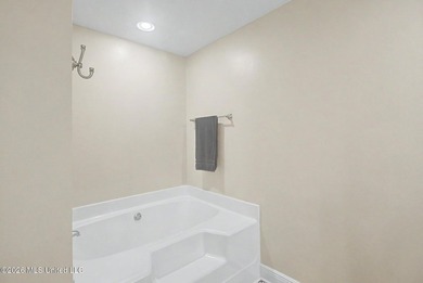 Spacious 3BR/2BA home in a convenient location close to shopping - photo 20