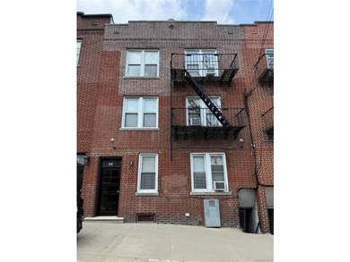 Positioned in the vibrant and commuter-friendly Woodlawn section - photo 1