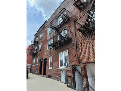 Positioned in the vibrant and commuter-friendly Woodlawn section - photo 2