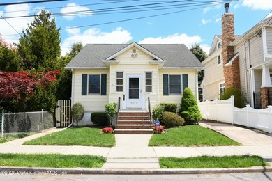 Fully detached home in the heart of sought-after Westerleigh - photo 1