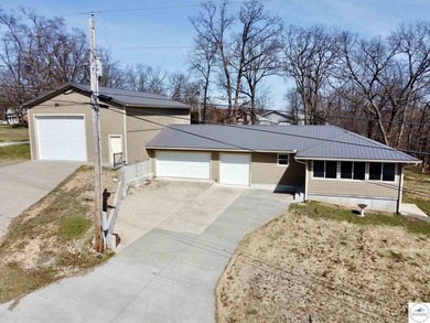 Fully Remodeled Home on 4 lots in a quiet lake development in - photo 6