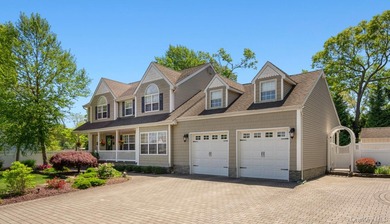 Exquisite custom-built Colonial elegantly positioned midblock on - photo 2