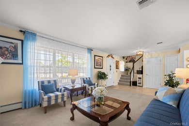 Exquisite custom-built Colonial elegantly positioned midblock on - photo 4