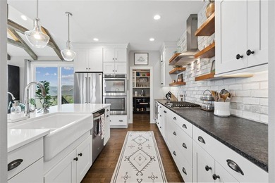 Luxury, efficiency & craftsmanship come together in this - photo 9