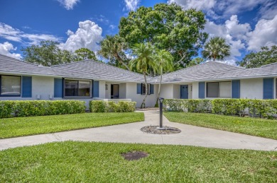 Lake Townhome/Townhouse For Sale in Palm Beach Gardens, Florida