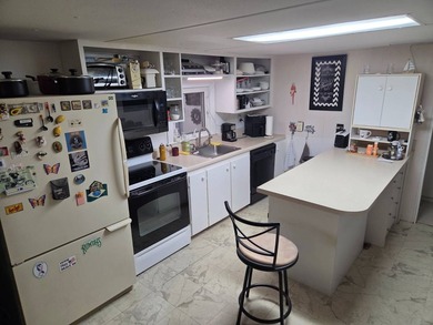 Move in ready home in a quiet community next to water and great - photo 8