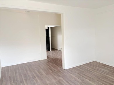 Charming Single-Family Home in Brighton Beach! Approx. 810 sq - photo 4
