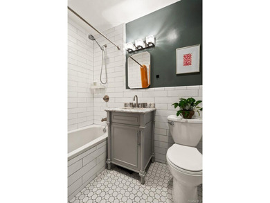 Bright, spacious, and thoughtfully renovated, this 942 sq. ft - photo 6