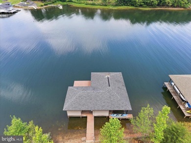 Remarkable waterfront lot! 3 stall Boathouse with huge sunning - photo 37