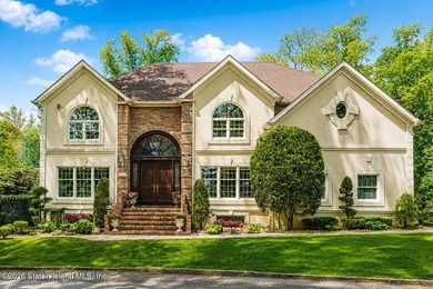 Nestled in an exclusive, tranquil section of Todt Hill, this - photo 1