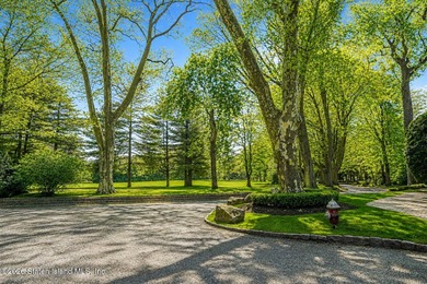 Nestled in an exclusive, tranquil section of Todt Hill, this - photo 3