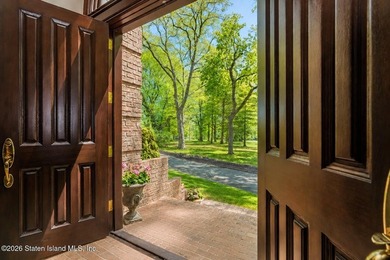 Nestled in an exclusive, tranquil section of Todt Hill, this - photo 4