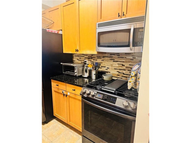 Rare, move in condition, beautiful and spacious condo apartment - photo 8