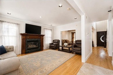 Welcome to 22 Putters Court, Staten Island, NY 10301, a - photo 8