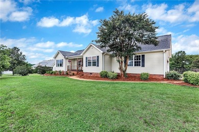 Conveniently located just minutes from beautiful Lake Hartwell - photo 2