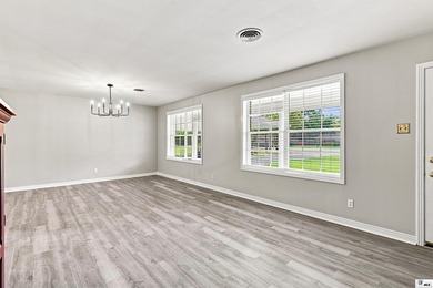 Spacious 3-bedroom, 2-bath home featuring fresh interior paint - photo 11