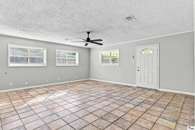 Spacious 3-bedroom, 2-bath home featuring fresh interior paint - photo 13