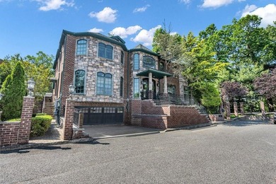 Welcome to this masterfully designed, full-brick custom estate - photo 3