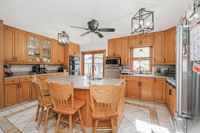 Welcome to 72 Gold Avenue! This gorgeous 18ft-wide, 3-bedroom - photo 10