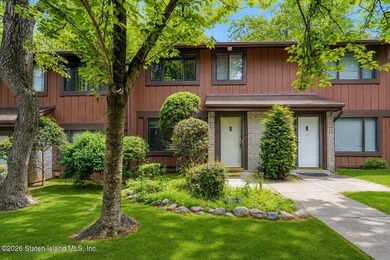 Welcome to 76 Belmar Drive West, located in the highly desirable - photo 1