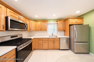 Well-maintained single-family home offering 3 bedrooms and 2 - photo 6