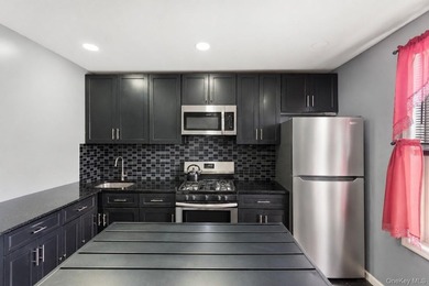 Single-family townhouse nestled on a beautiful tree-lined street - photo 2
