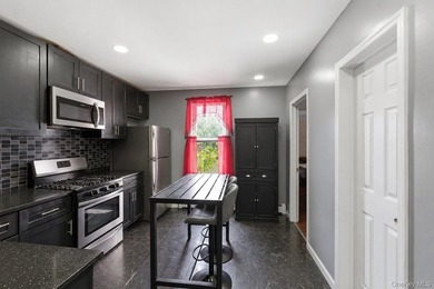Single-family townhouse nestled on a beautiful tree-lined street - photo 3