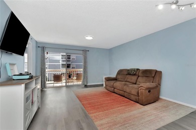 Welcome to Stone's Throw, a centrally located and well-kept - photo 6
