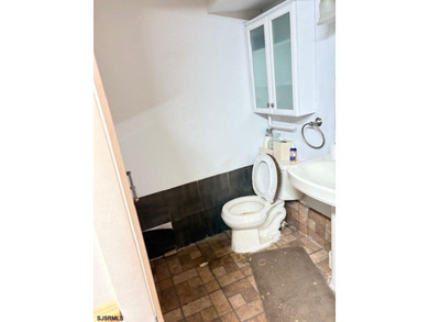 RARE LISTING, LARGE 1500 SQ. FT RETAIL AREA ++. STORAGE IN - photo 6