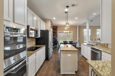 Welcome home to 2021 Triple Crown Lane in Bridlewood Farms! This - photo 18