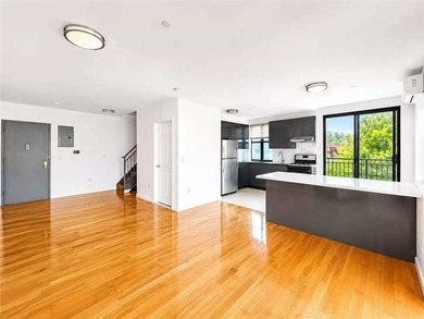 Discover the potential of this solid 6-family brick building - photo 3