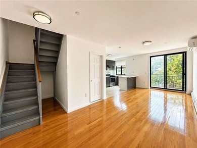 Discover the potential of this solid 6-family brick building - photo 4