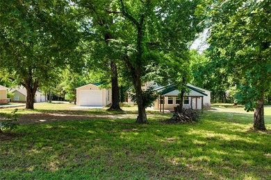 WATERFRONT COTTAGE JUST OFF THE HIGHWAY AT LAKE EUFAULA, OK! - photo 4