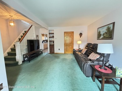 Welcome to 19 Rainbow Ave! Pride of ownership is evident in this - photo 4