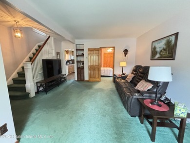 Welcome to 19 Rainbow Ave! Pride of ownership is evident in this - photo 5