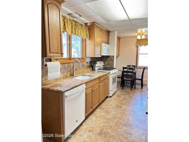 Welcome to 19 Rainbow Ave! Pride of ownership is evident in this - photo 10