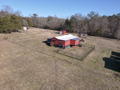 Country lliving at its finest. Single wide moblie home with