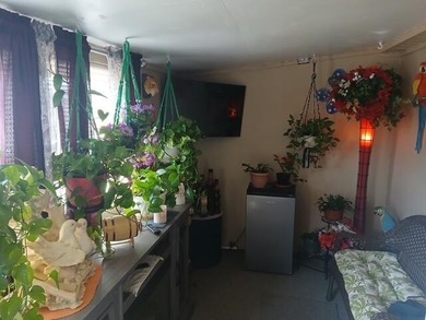 Country lliving at its finest. Single wide moblie home with