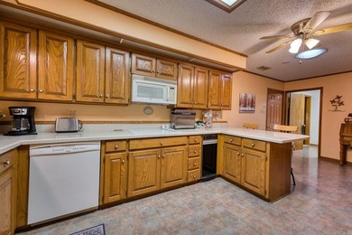 Well-maintained brick home situated on 3 acres outside the city - photo 9