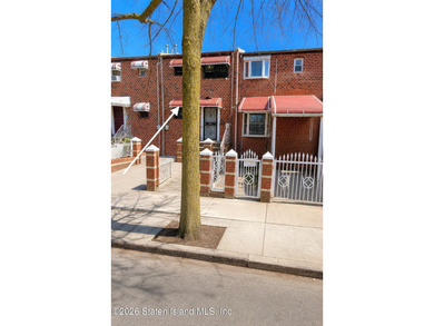 Gorgeous, amazingly maintained property conveniently located in - photo 1