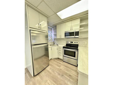 The building is in a AAA location in the heart of Brighton Beach - photo 4