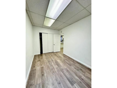 The building is in a AAA location in the heart of Brighton Beach - photo 8