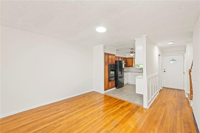 Welcome to this beautiful brick home in the heart of Gerritsen - photo 8