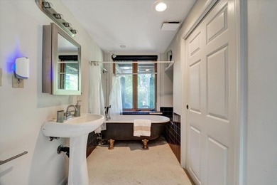 Nestled in a desirable Oakland neighborhood near Piedmont Avenue - photo 14