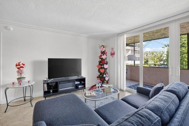 Perfectly positioned between two marinas, this one-bedroom - photo 15